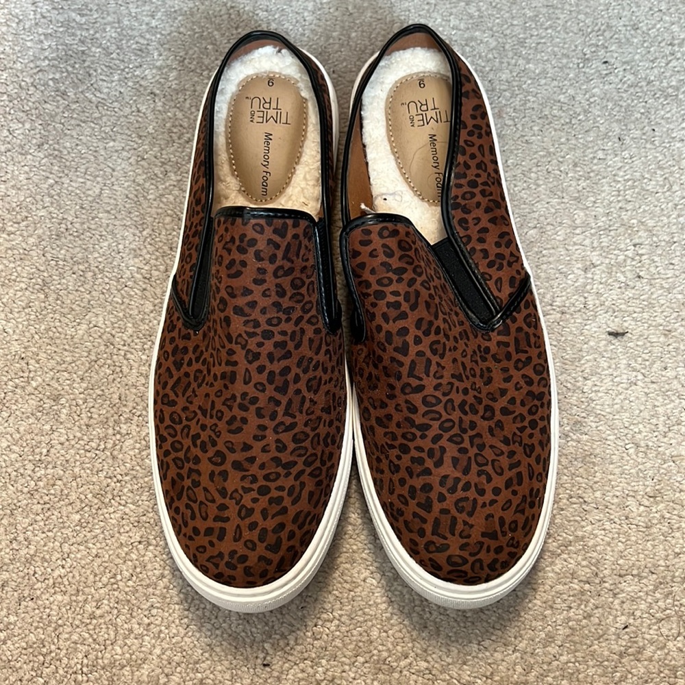 Time&Tru Leopard Fuzzy Slip Ons - SZ 9